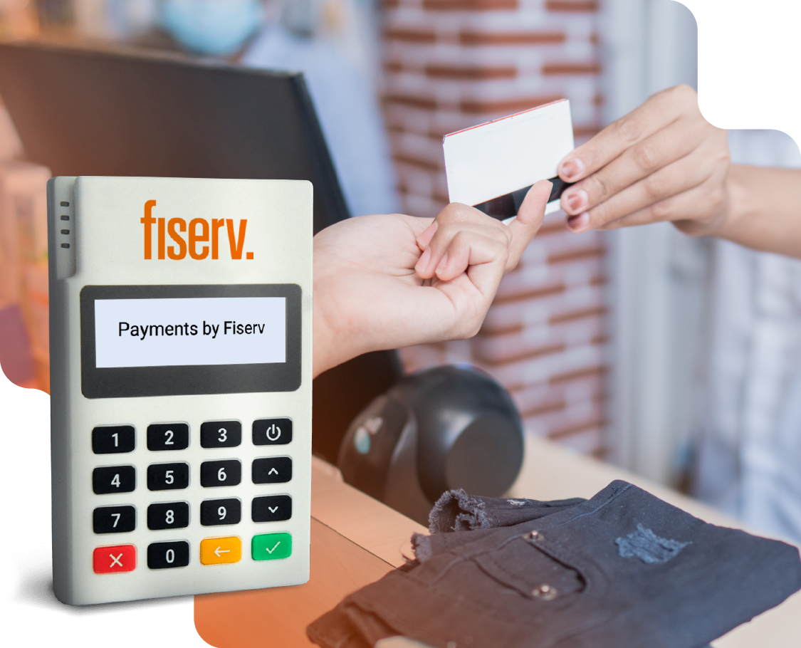 Imagen de una terminal fiserv y manos de personas en el fondo con una tarjeta