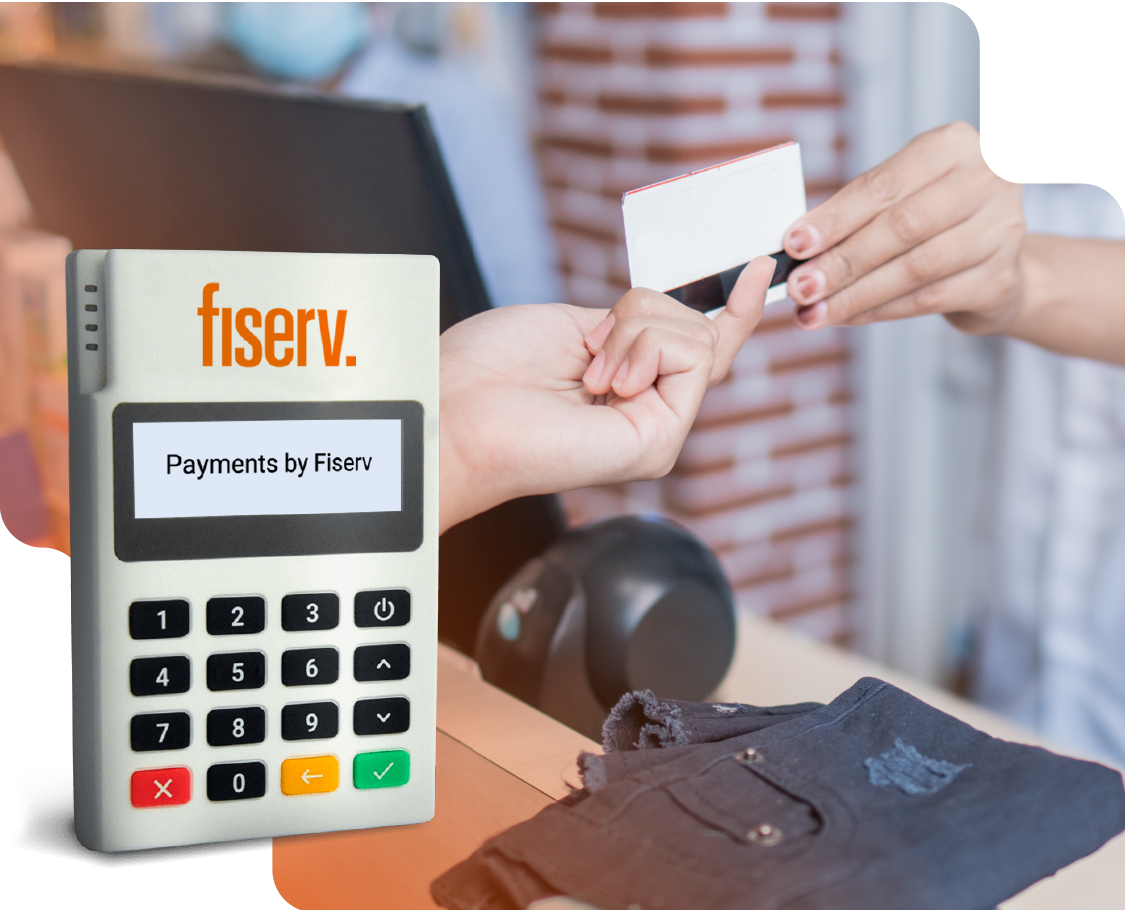 Imagen de una terminal fiserv y manos de personas en el fondo con una tarjeta